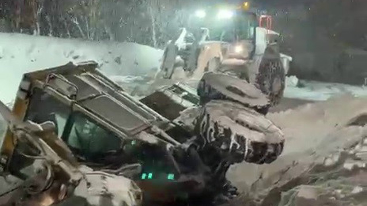 Erzurum’da kar temizleme aracı devrildi
