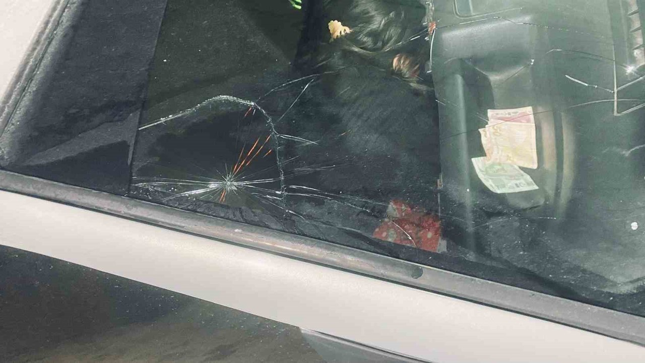 Alt geçitteki buz sarkıtı araç camını kırdı
