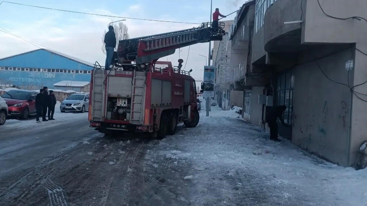 Diyadin’de tehlike oluşturan buz sarkıtları temizlendi

