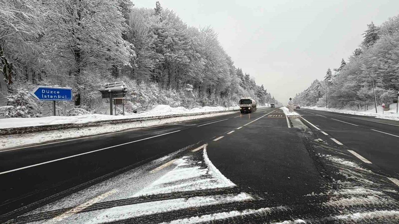 Bolu Dağı geçişinde kar yağışı etkili oluyor
