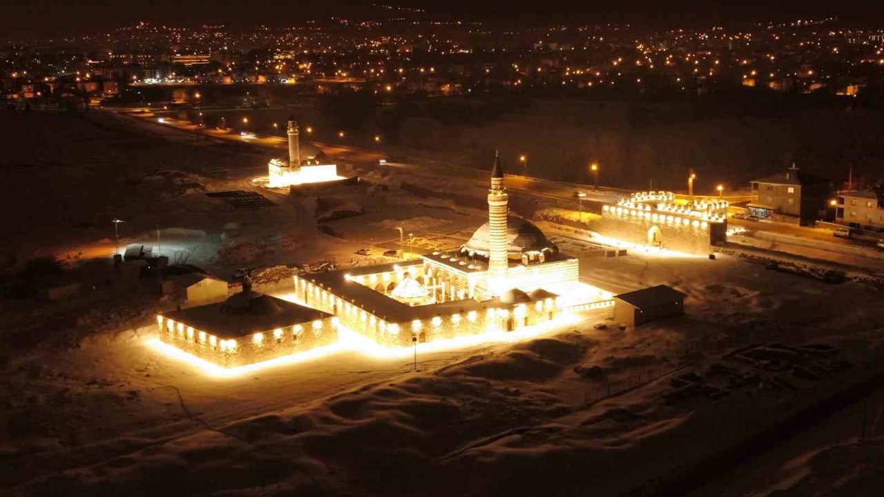 Tarihi Hüsrev Paşa Camii’nde gece ışıltısı: Tarih ve sanat buluştu
