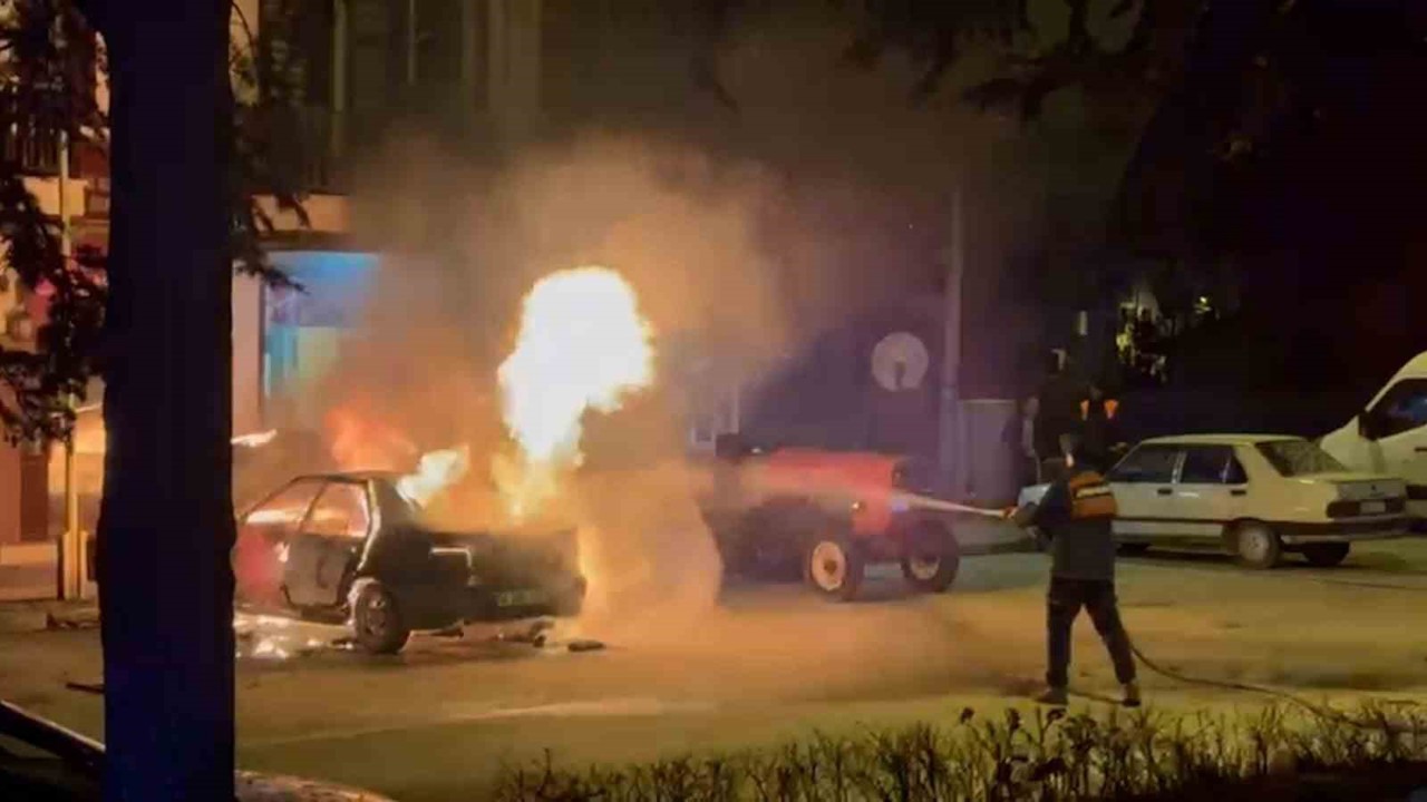 Bolu’da park halindeki otomobil alev alev yandı
