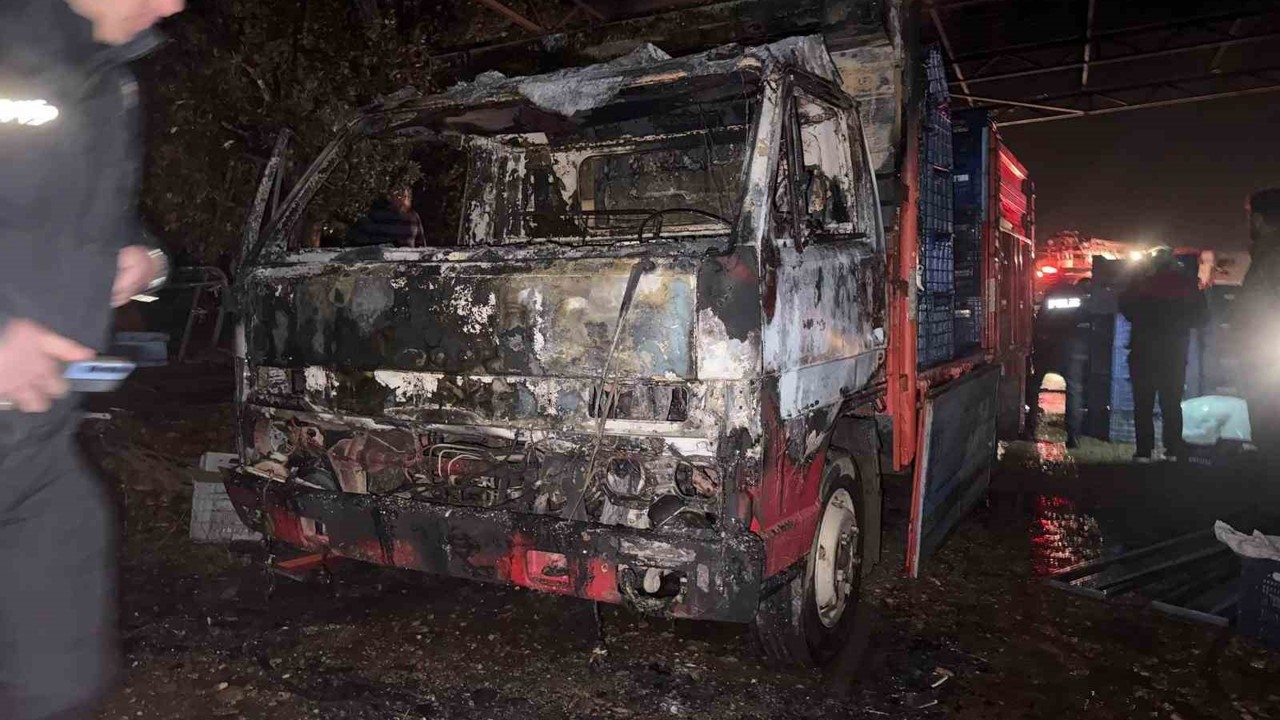 Park halindeyken yanan kamyonet kullanılamaz hale geldi
