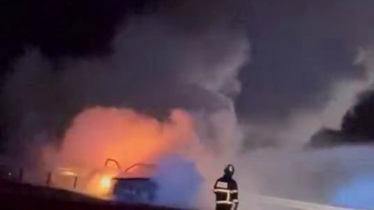 Seyir halindeki otomobil alev topuna döndü
