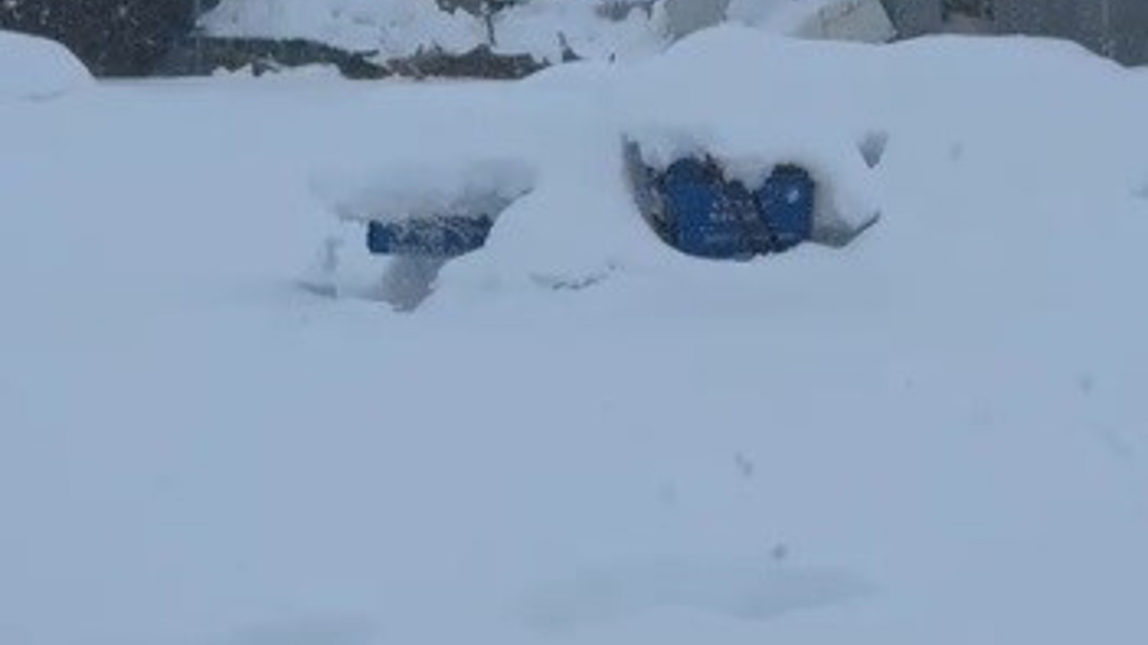Tunceli’de kar yüküne dayanamayan iş yerinin çatısı çöktü
