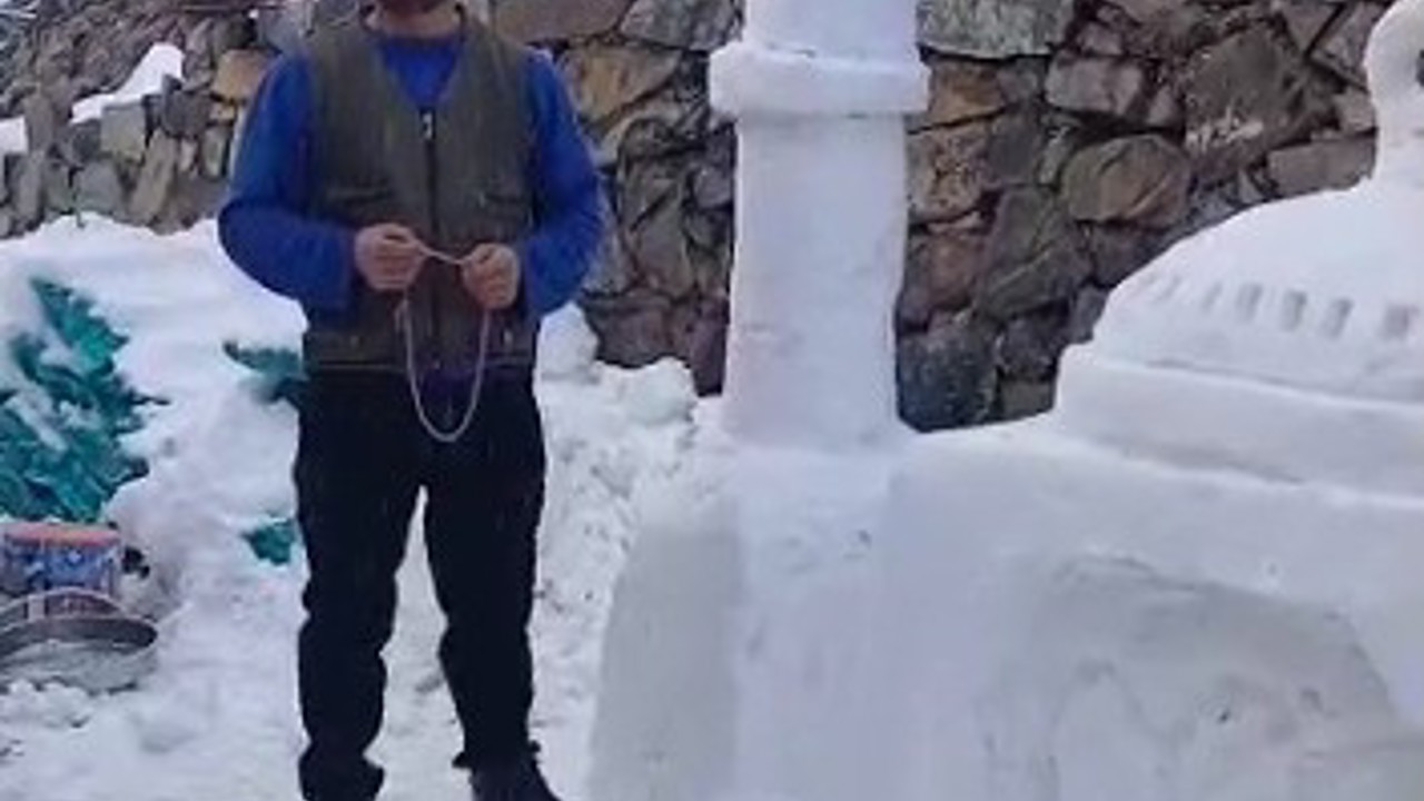 Köyüne kardan cami yaptı
