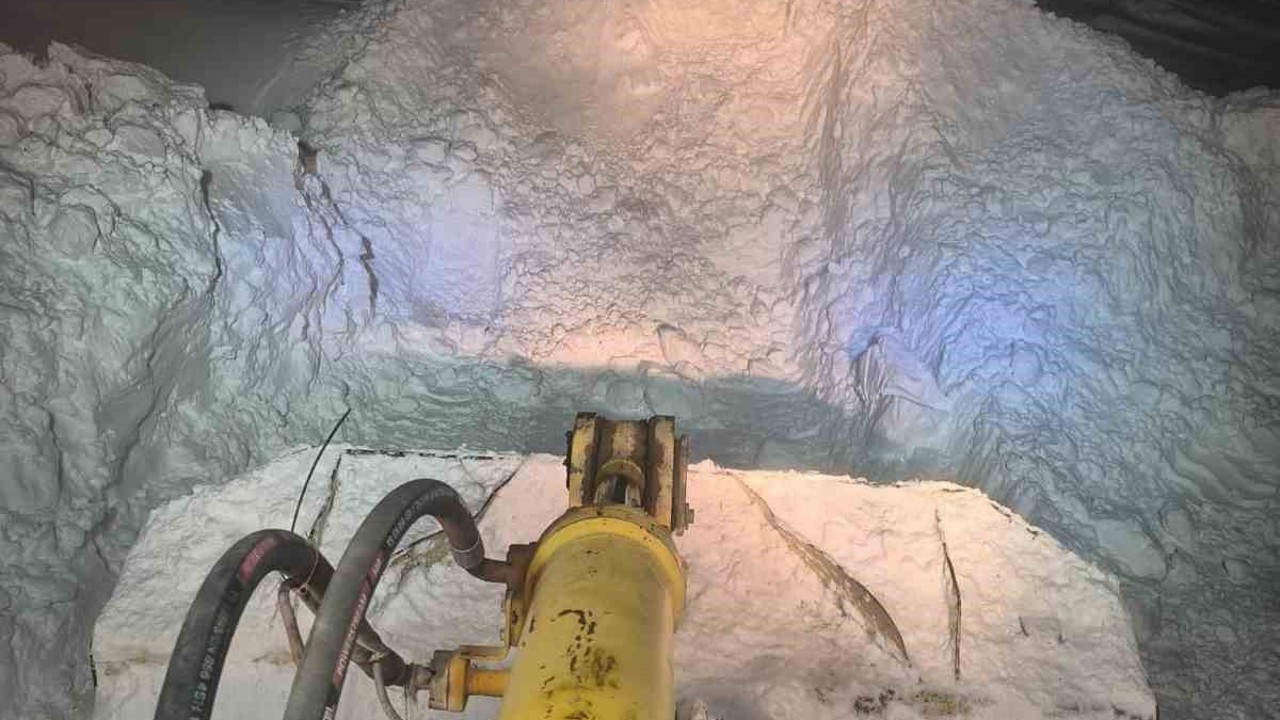 Karakoçan ilçesine kar kalınlığı bir metreyi geçti
