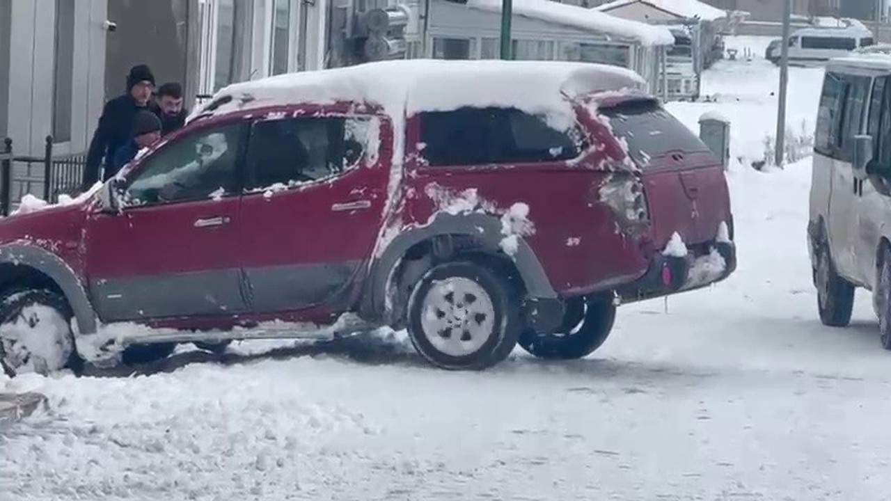 Ardahan’da buz tutan yolda araçlar ilerleyemedi
