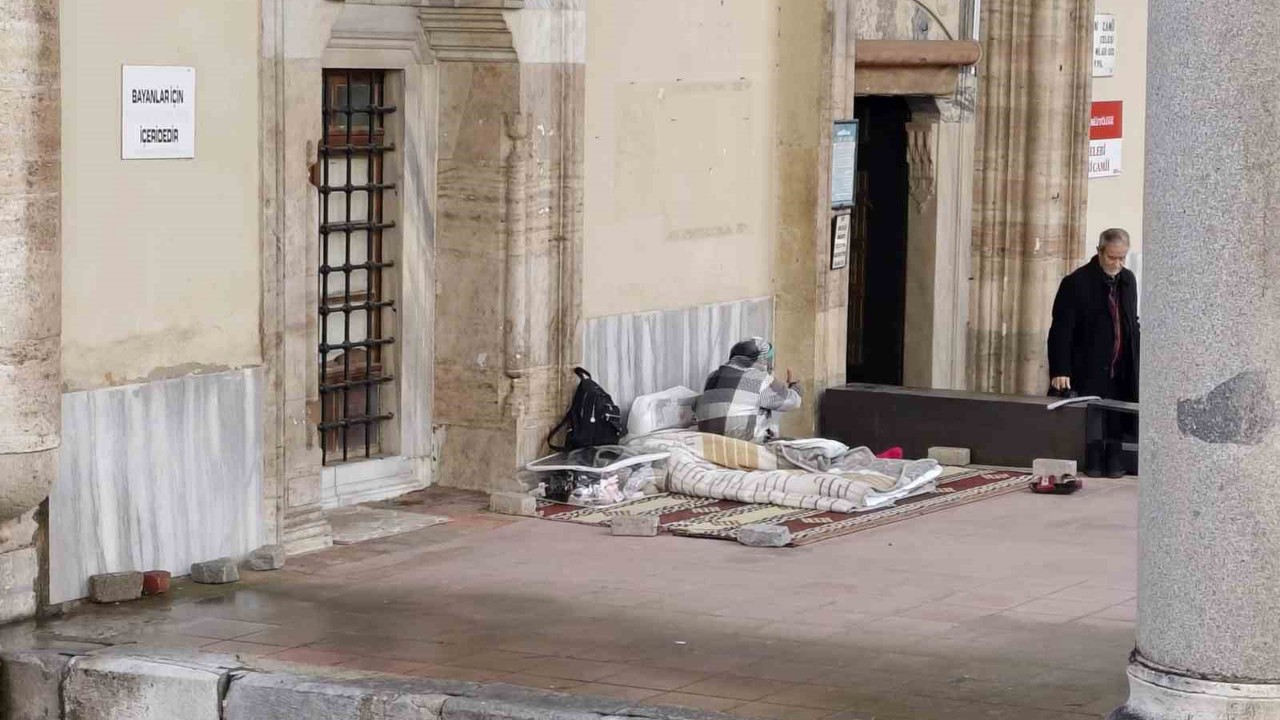 Cami bahçesini mesken tutan kadını otelde kalmaya kimse ikna edemiyor
