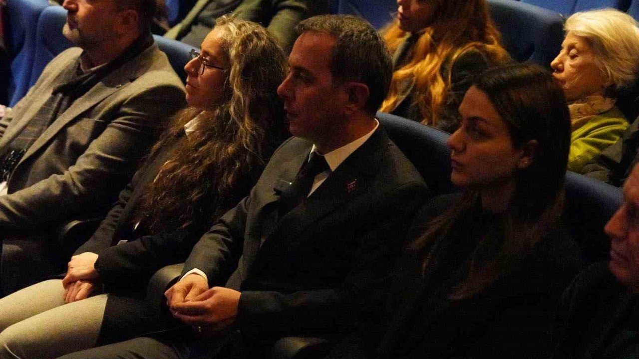 Görme Engelli Ressamın Braille tekniğiyle yaptığı resimler beğeni topladı
