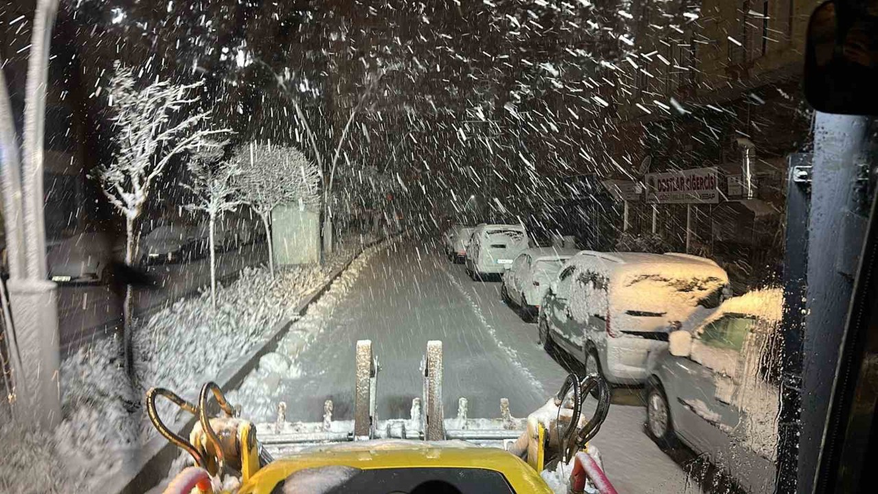 Yoğun kar Mardin’i beyaza bürüdü
