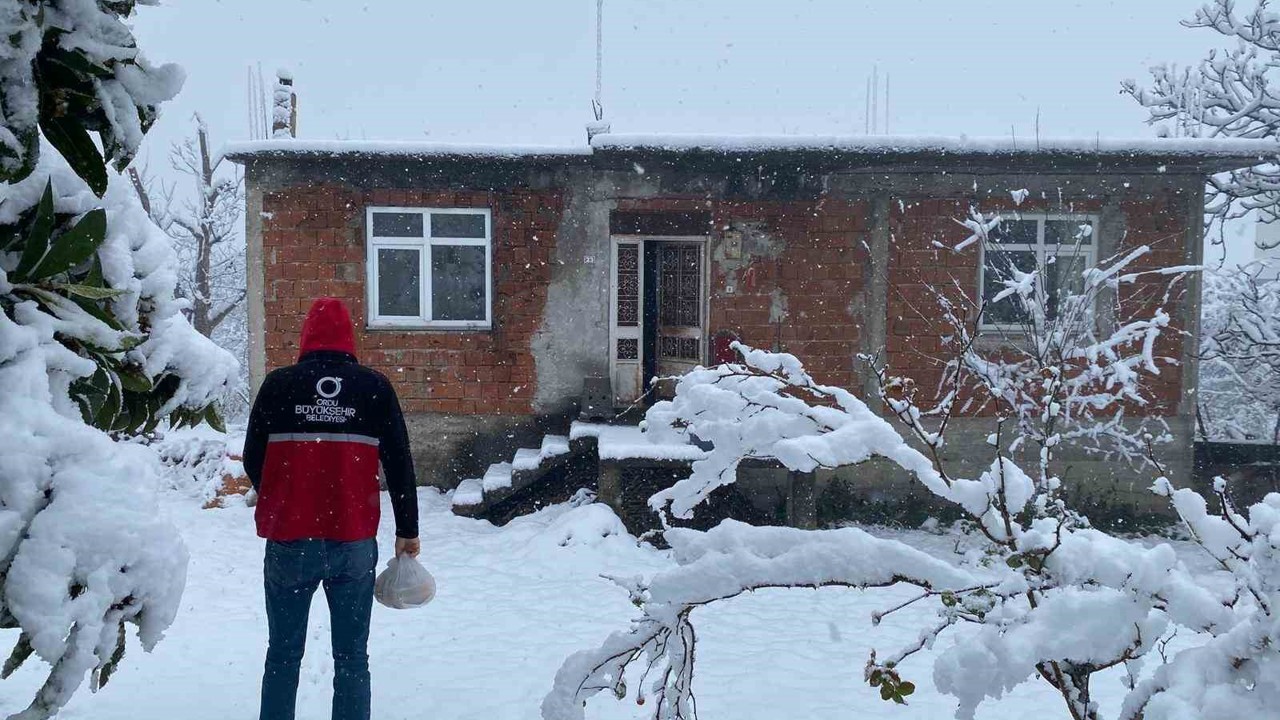 Ordu’da ihtiyaç sahiplerine sıcak yemekleri ulaştırılıyor
