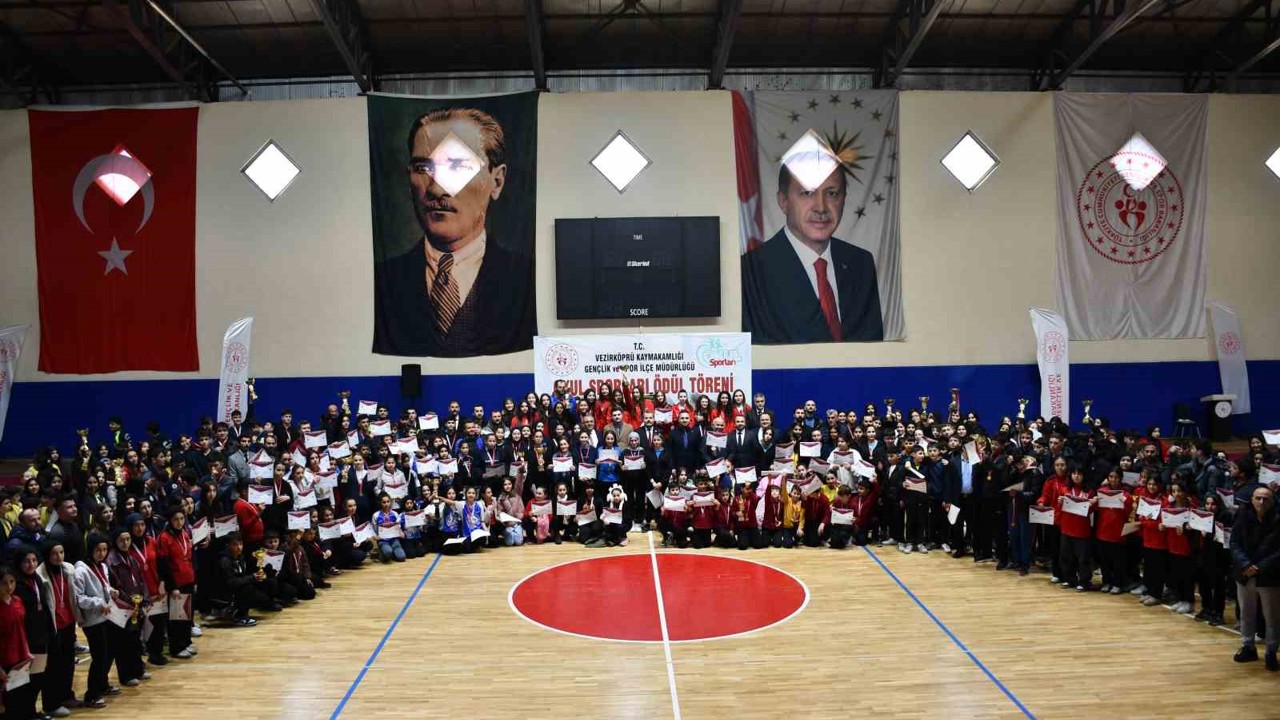 Vezirköprü’de okul sporlarında ödül heyecanı
