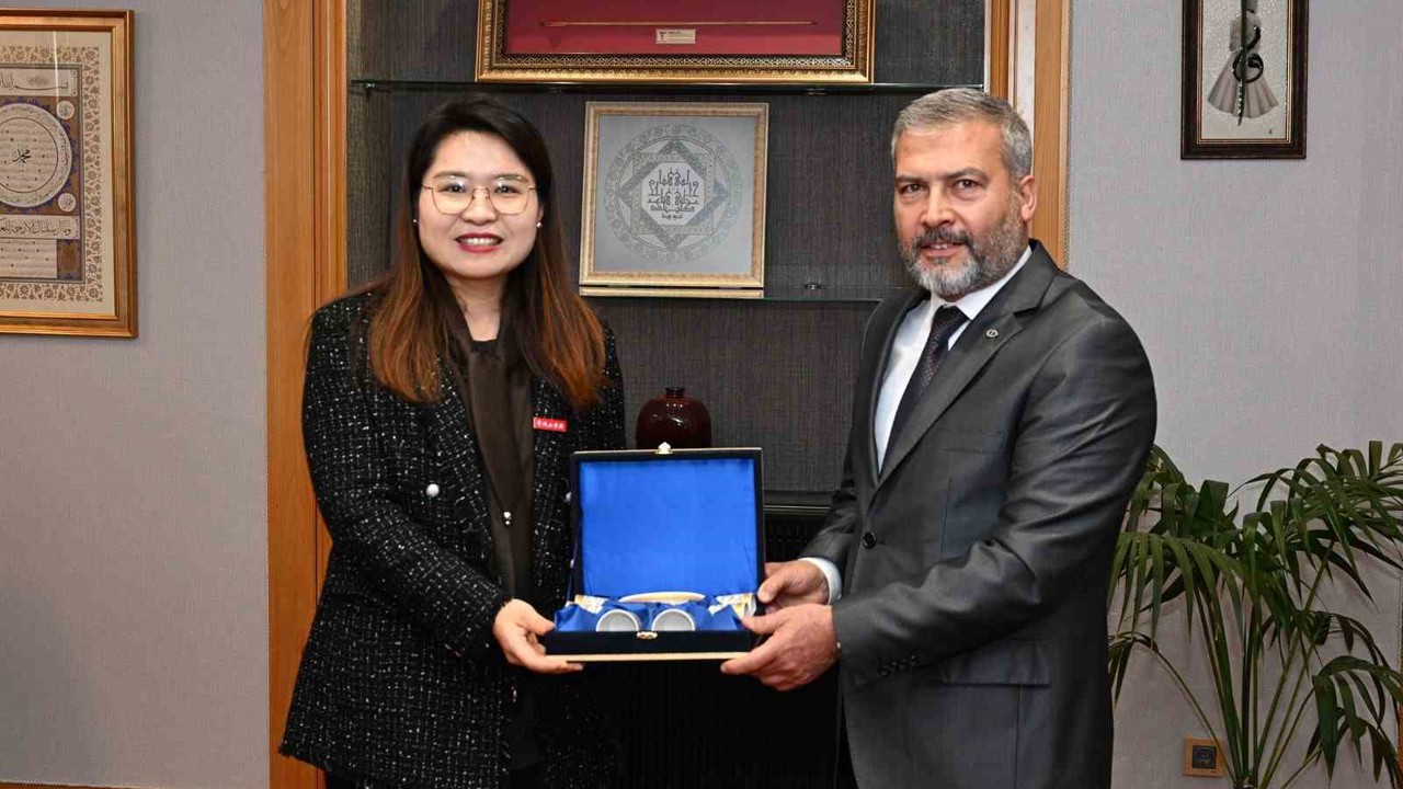 Çinli heyet Anadolu Üniversitesi Rektörü Adıgüzel ile buluştu
