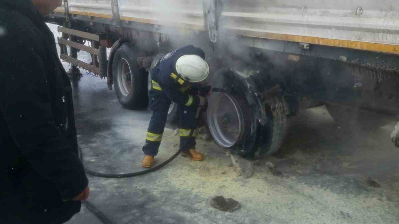 Seyir halindeki tırın lastikleri yandı
