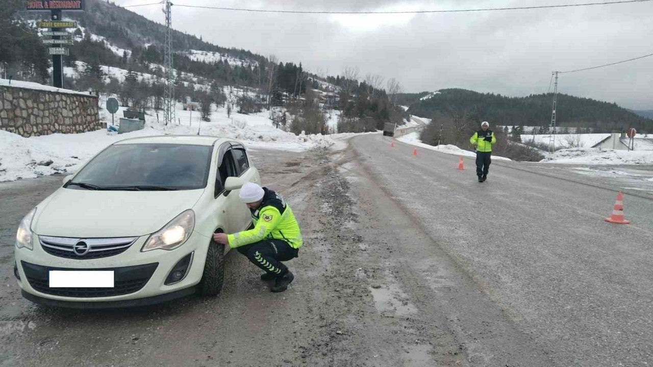 Kastamonu’da jandarma ekipleri kış lastiği denetimlerini sıklaştırdı
