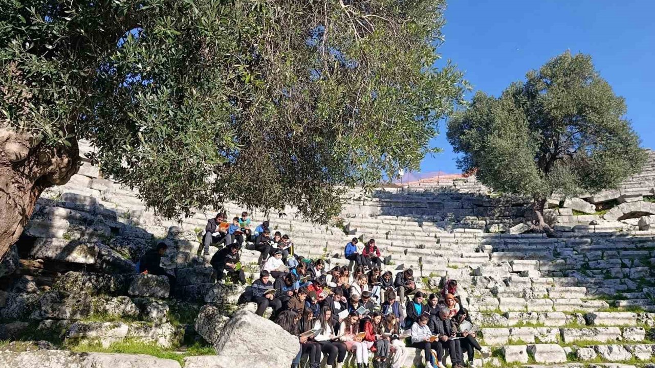 Köyceğiz Ortaokulu öğrencileri Kaunos Antik Tiyatro’da şiir okudu
