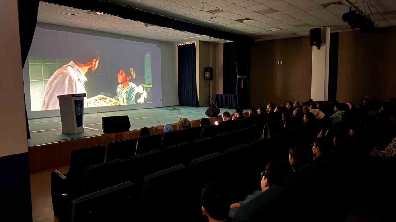 Görme görme engelliler için betimlemeli film gösterimi
