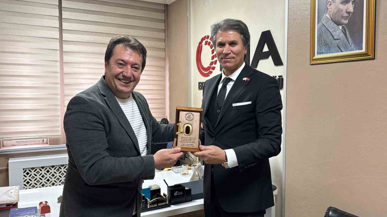 Başkan Şebin’den, İHA Bölge Müdürü Türkez’e 10. yıl plaketi
