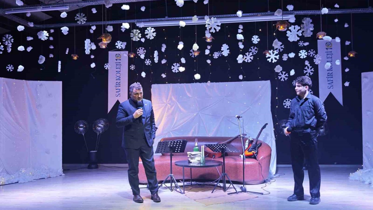 Milletvekili oğluyla aynı sahnede şiir okudu
