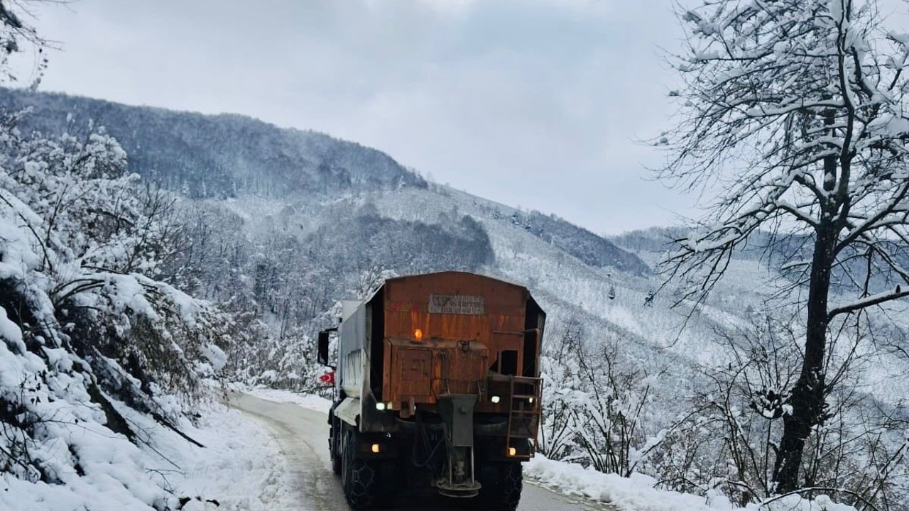 Köy yollarında tuzlama çalışmaları sürüyor

