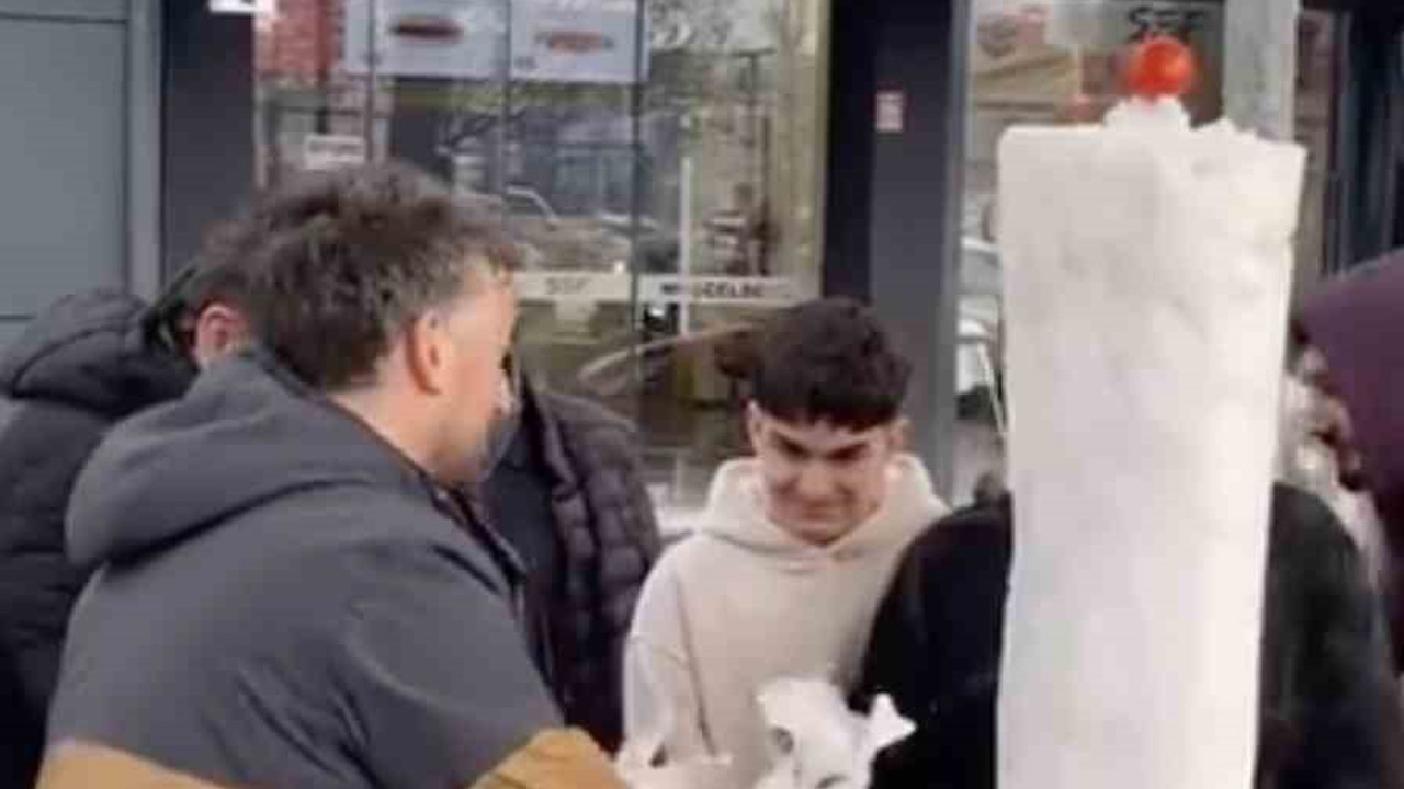 İnegöl’de döner ustasından "kardan döner" ikramı
