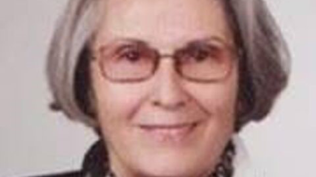 İzmir’de evlerinde ölü bulunan anne ve kızı son yolculuğuna uğurlandı
