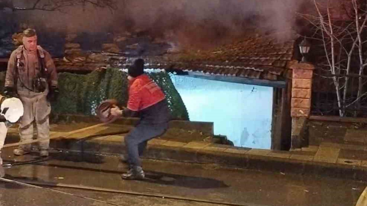 Ümraniye’de korkutan gecekondu yangını
