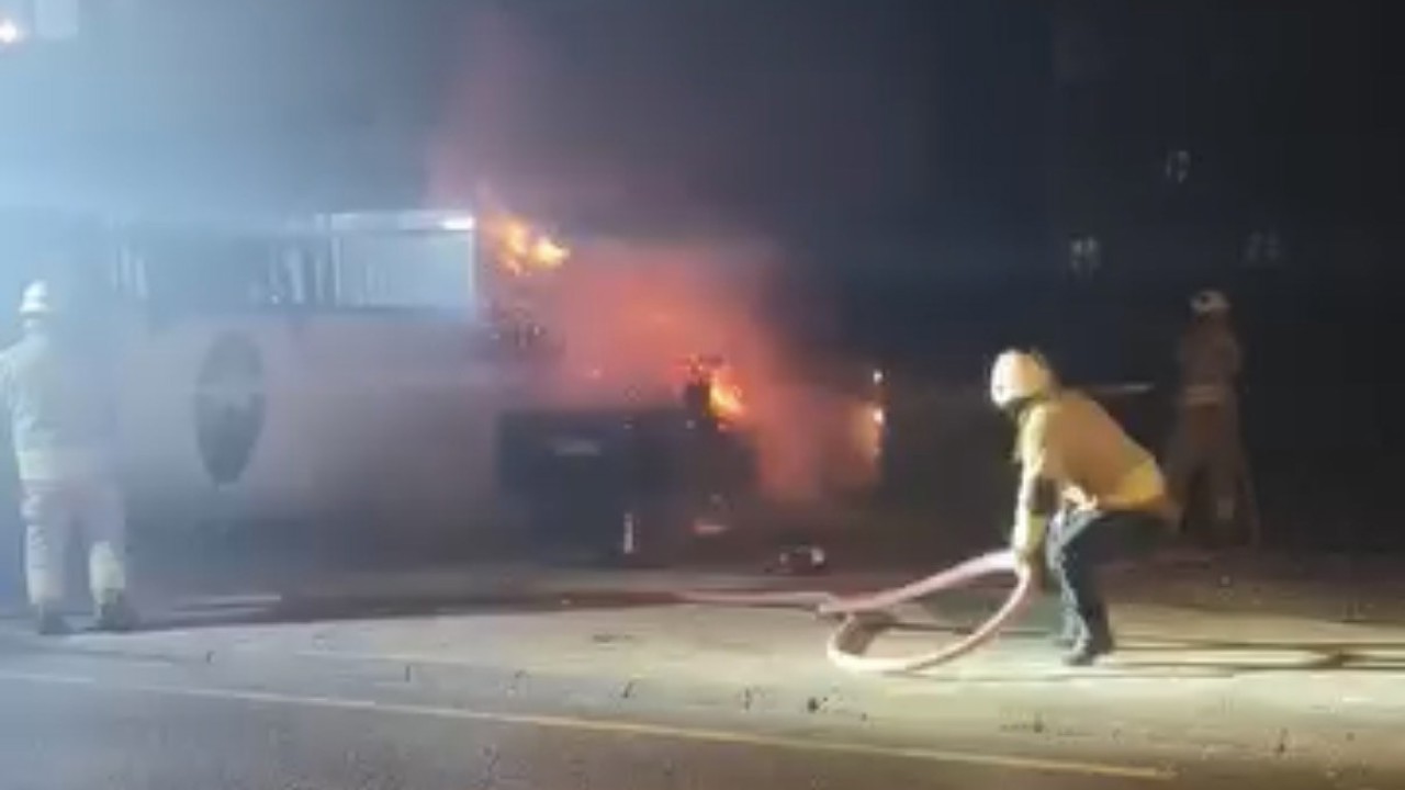 Park halindeki otomobil alev alev yandı
