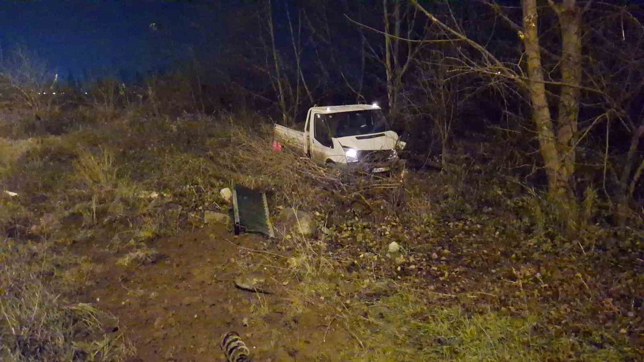 Bursa’da akıl almaz trafik kazası: Demir bariyerler araçların üzerine düştü
