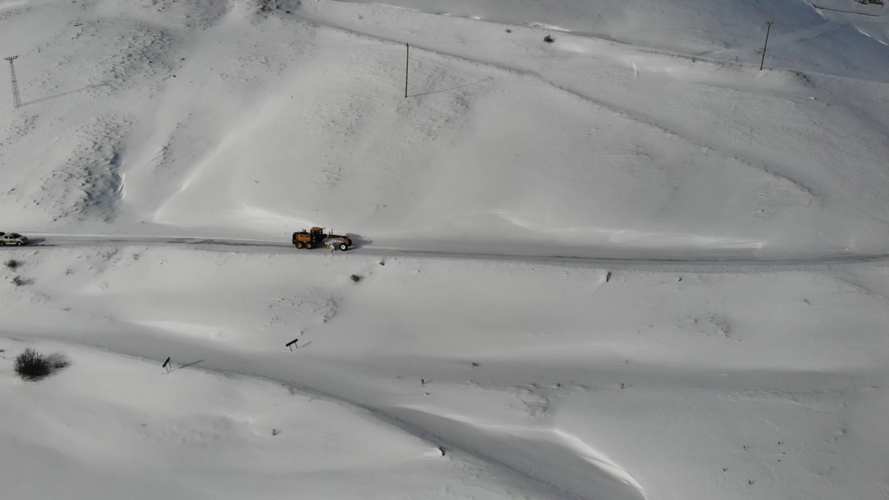 Gümüşhane’de kapanan köy yollarında kar mesaisi aralıksız sürüyor
