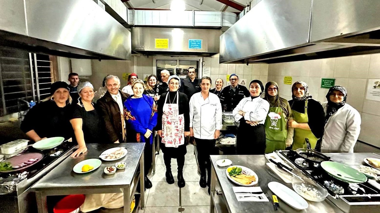 Ödüllü şef, Çeşme’de yeni aşçılar yetiştiriyor
