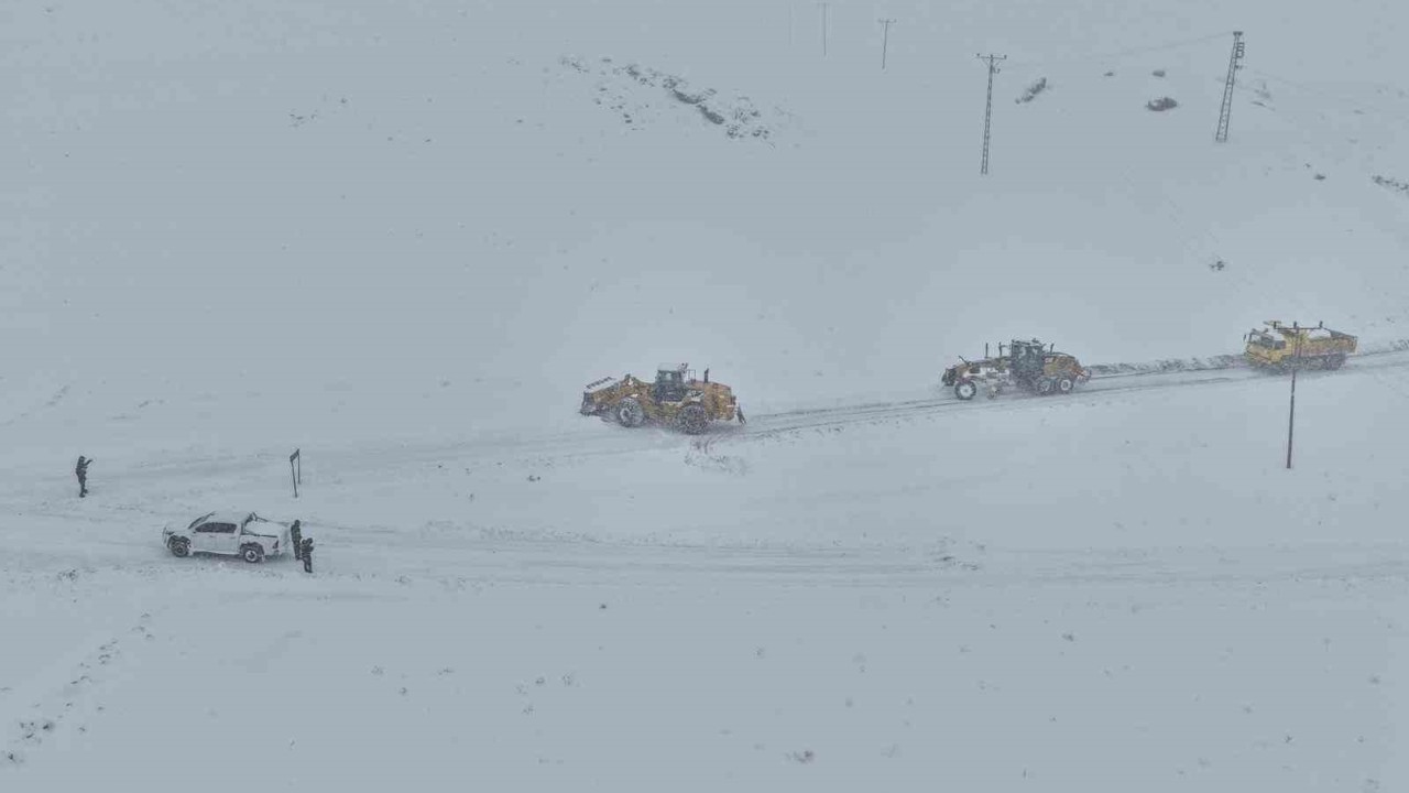 Van’da 363 yerleşim yerinin yolu kapandı
