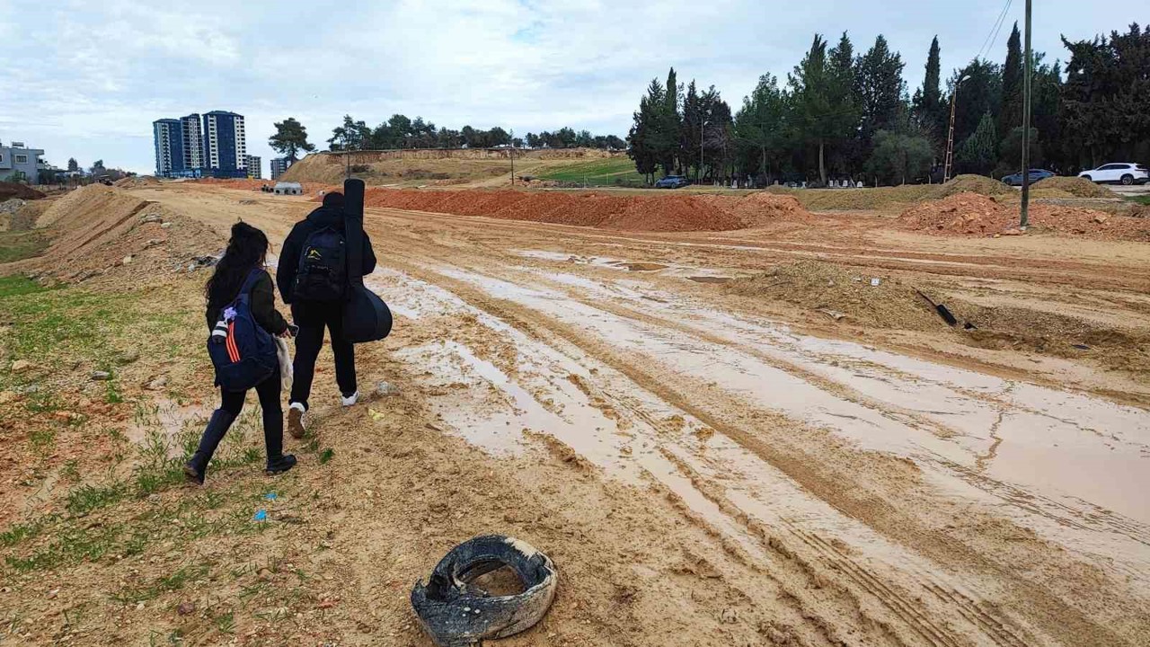 15 yıllık Çukurova Güzel Sanatlar Lisesi çamura teslim
