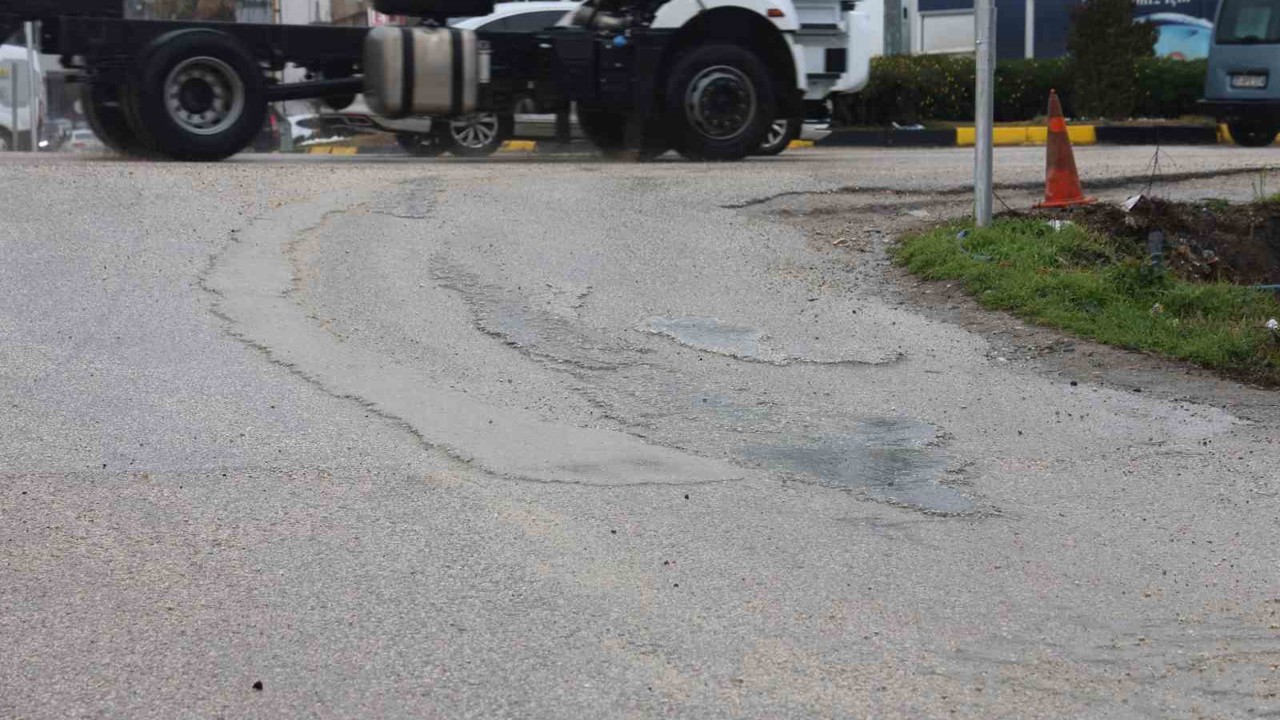 Trafik ışıklarında beklerken yolu betonla kaplayan mikser sürücüsüne ceza uygulandı
