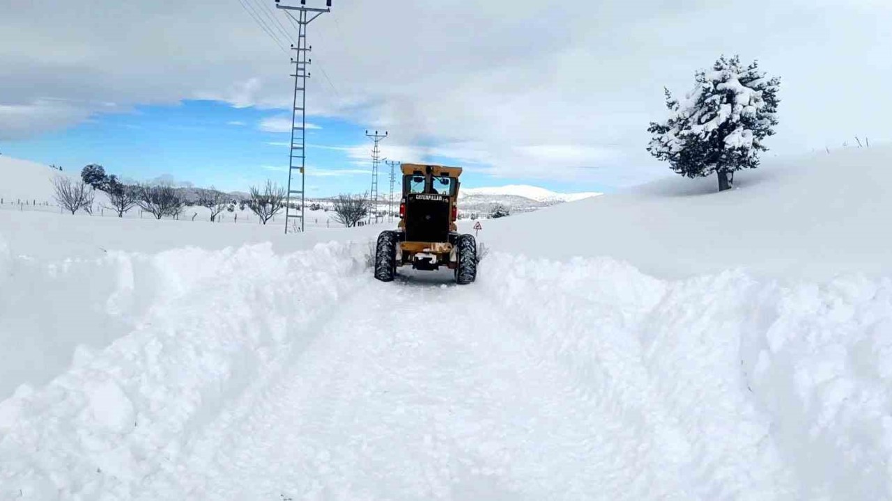 Büyükşehir, kırsalda karla mücadeleyi sürdürüyor

