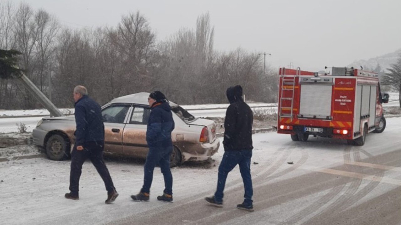Tavşanlı’da kontkrolden çıkan otomobil karşı şeride geçti: 3 yaralı
