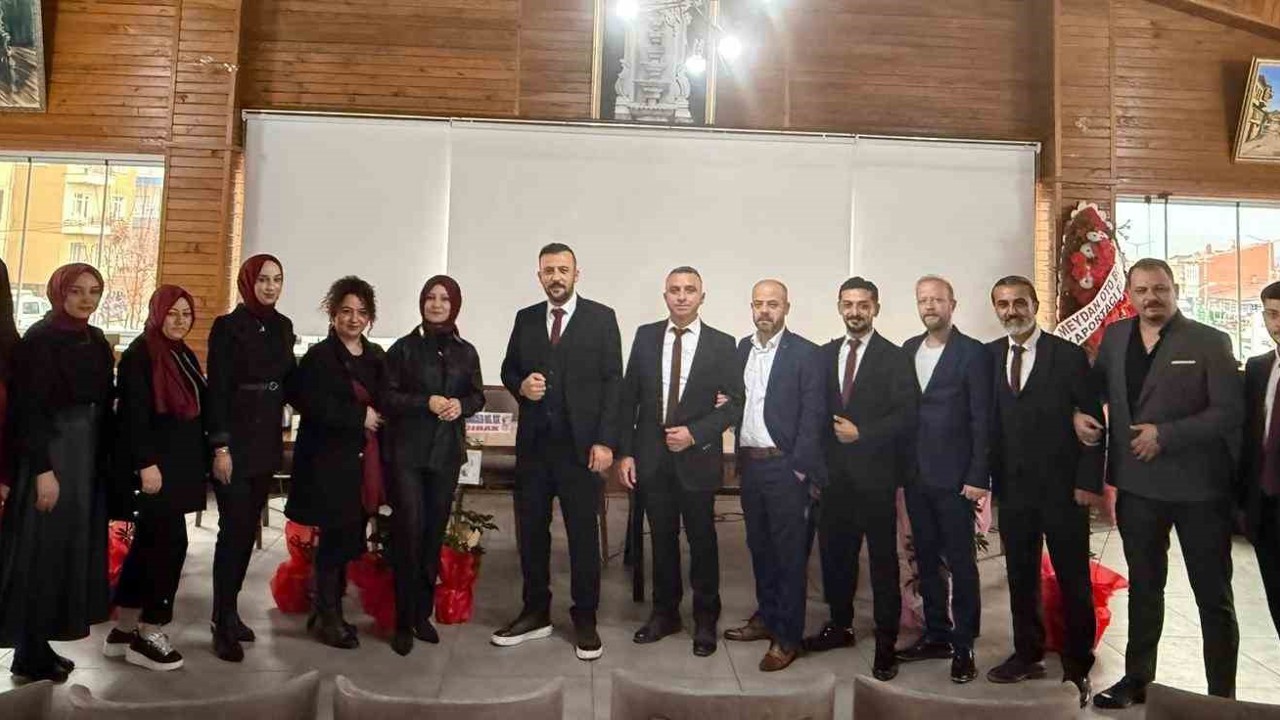 Tavşanlı Berberler ve Kuaförler Odası’nda Onur Düvenli yeniden seçildi
