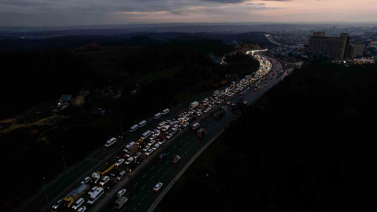 Başakşehir’de zincirleme kaza sonrası oluşan trafik yoğunluğu havadan görüntülendi

