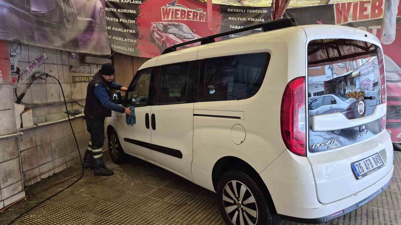 Soğuk havalar oto yıkamacılarda işleri durdurdu
