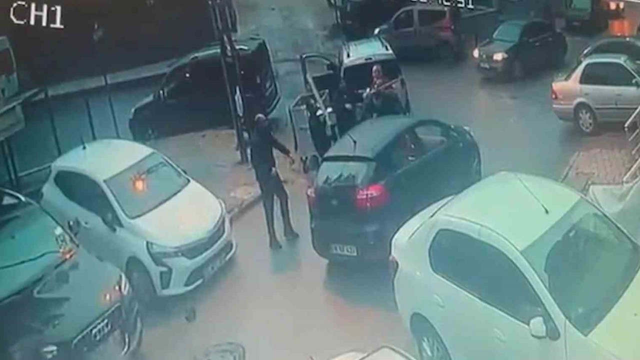 Çekmeköy’de kapı önü motor parkı kavgası: Keser ve sopayla darp anları kamerada
