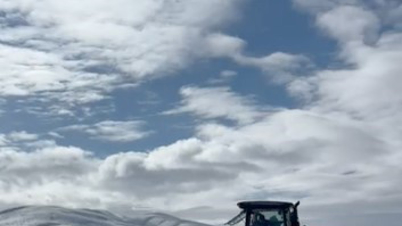 Traktör arkasında kayak keyfi
