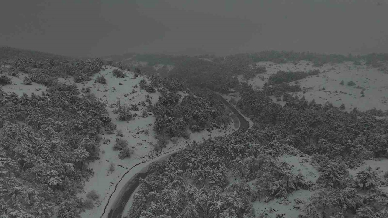 Eskişehir’in yüksek rakımlı dağlarının karla kaplı hali havadan görüntülendi
