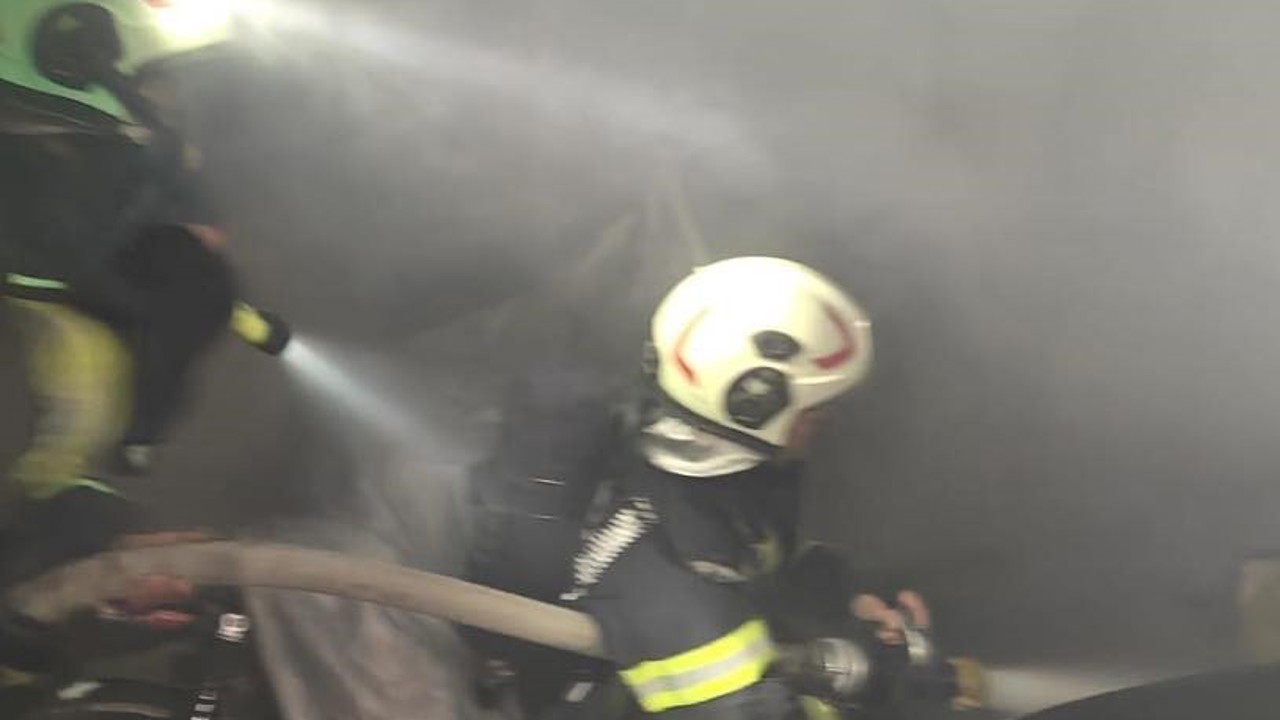 Kapalı otoparkta duran otomobile alevler sarsı
