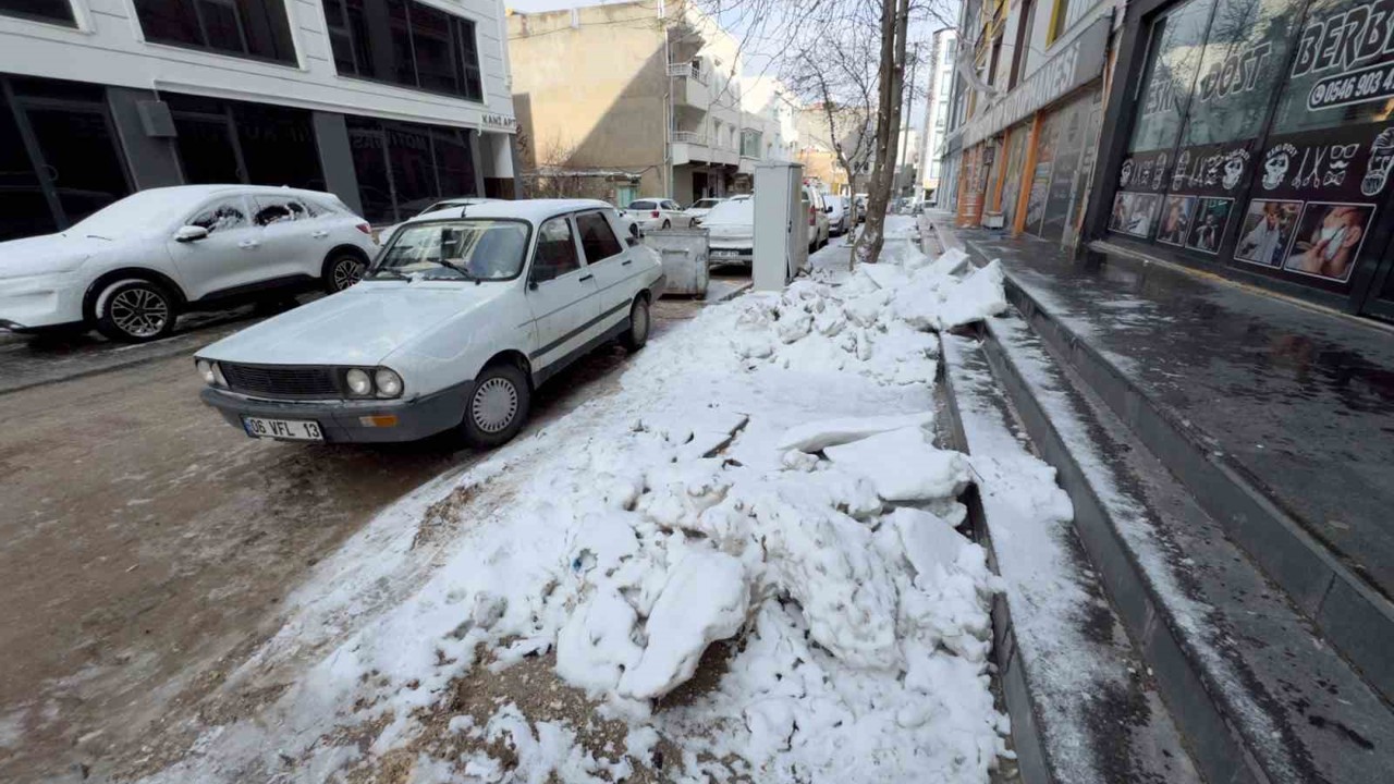 Mazıdağı’nda kar yağışının üzerinden 15 gün geçti, kaldırımlar hala temizlenmedi
