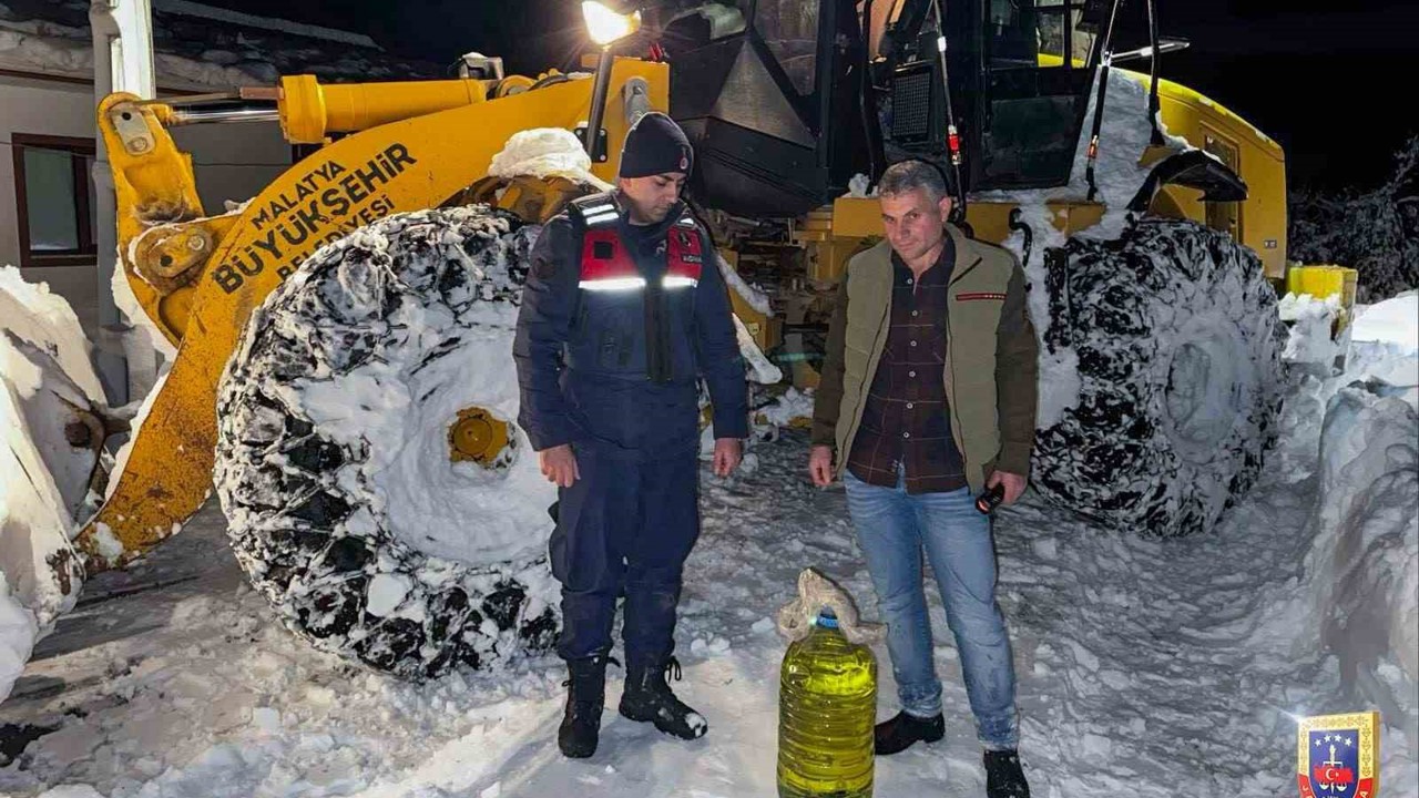 Malatya’da kardan kapanan yollarda ekipler vatandaşların yardımına koştu
