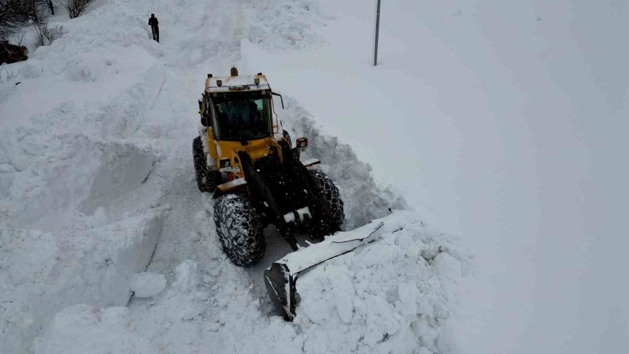Bitlis’te köy yollarında karla mücadele çalışması

