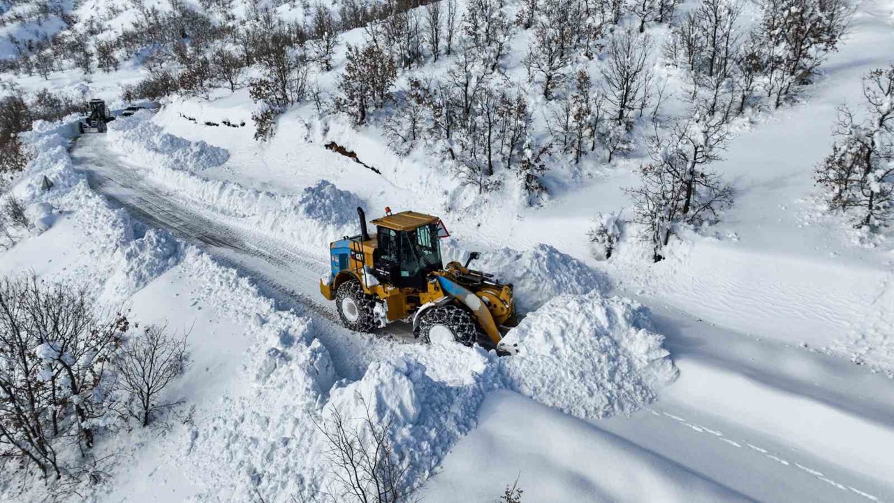 Çüngüş’te bin 500 metre rakımda yollar kardan temizleniyor
