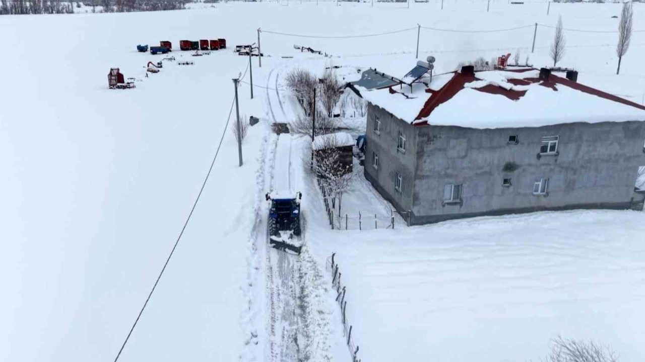 Muş’ta muhtarın gönüllü kar mesaisi takdir topladı
