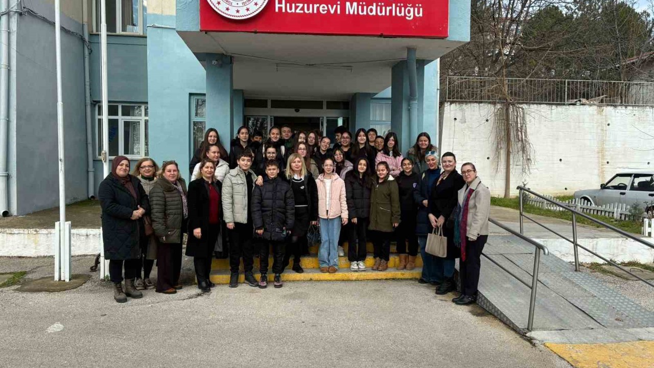 Edirne’de öğrenciler huzurevi sakinlerinin yüreğini ısıttı: Minik ellerden büyük vefa
